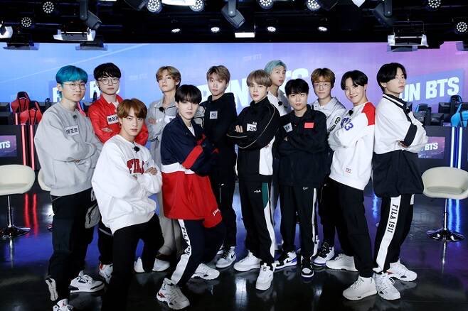 vgguks97's tweet photo. EN EL RUN 114, VAMOS A PODER VER A BANGTAN JUGAR AL 
“ LEAGUE OF LEGENDS” JUNTO AL GRUPO DE JUGADORES PROFESIONALES  “ T1 LOL “ QUIENES REPRESENTAN A COREA 

@BTS_twt https://t.co/Etjfb4QITL