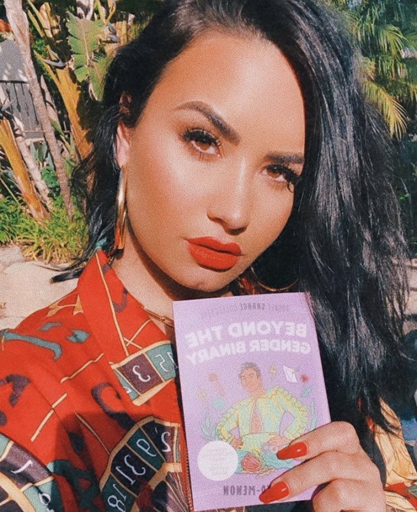 CelebBookRecos's tweet photo. @ddlovato reading “Beyond the Gender Binary” by @alokvmenon
#BookRecosFromCelebs #readmore #read #bookrecos #bookrecommendation #celebrityread #book #demilovato #alokvaidmenon #beyondthegenderbinary #nonbinary #gender #pocketchangecollective #gendernonconforming #transfeminine https://t.co/VVlfbgvzjk