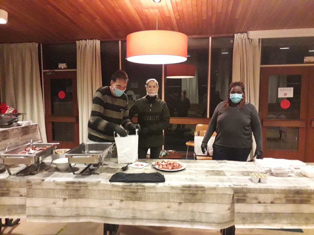 SosurwoFonds's tweet photo. 2 november zijn er maaltijden #uitgedeeld bij de Kerk v/d. Nazarener Rotterdam. we waren blij dat een BNér #Kristel #Elstak vandaag #vrijwilligerswerk kwam doen.Bedankt voor je positieve houding ten opzichte van de #behoeftigen in onze #samenleving
#jinek
@KvdNRdam https://t.co/VTvWuM9fz6
