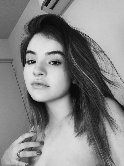 En blanco y negro m veo divina https://t.co/4cslvWzbH3<a href="/tag/nuevafotodeperfil"class="tags"><span>#nuevafotodeperfil</span></a>