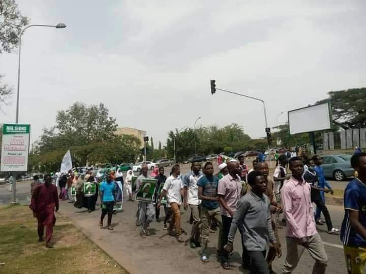 nigeriablogfa's tweet photo. اعتراضات برای آزادی شیخ زاکزاکی در ابوجا

#FreeZakzaky protest in #Abuja 

#Nigeria https://t.co/e2fP1N7CT4