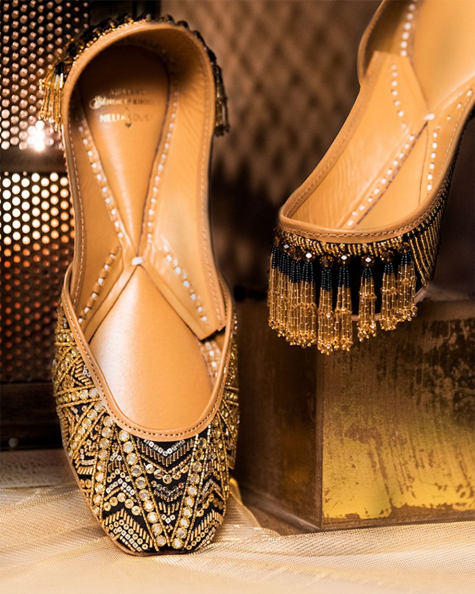 luxuryfacts's tweet photo. Abu Jani Sandeep Khosla X Needledust collaboration sees the makeover of traditional Indian footwear with embellishments & motifs.
Read more at https://t.co/WispgakjWO
@AJSKOfficial
#Luxury #Collaboration #abujanisandeepkhosla #needledust #indianfootwear #Diwali #India https://t.co/X7ZIv07oYq