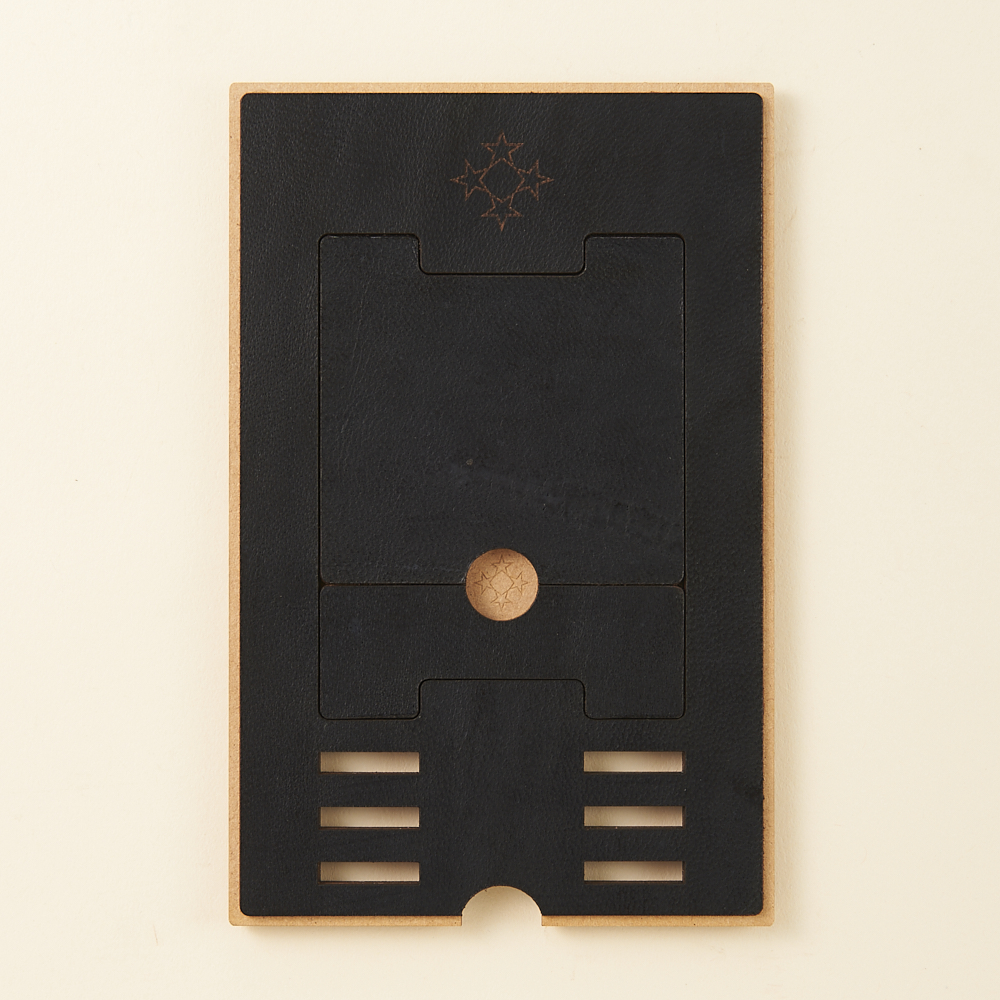 ojagadesign's tweet photo. 【PHOLUS】¥3,249
iPhoneやスマートフォン用スタンド、お気に入りのアイテムのコレクションスタンドとしてマルチに使えるアイテムです。
レザーとMDFボード使用し、角度は3段階調節可能。
https://t.co/ZI1OiRjD26
#ojaga #ojagadesign #PHOLUS #multistand https://t.co/Two8Jcn9AM