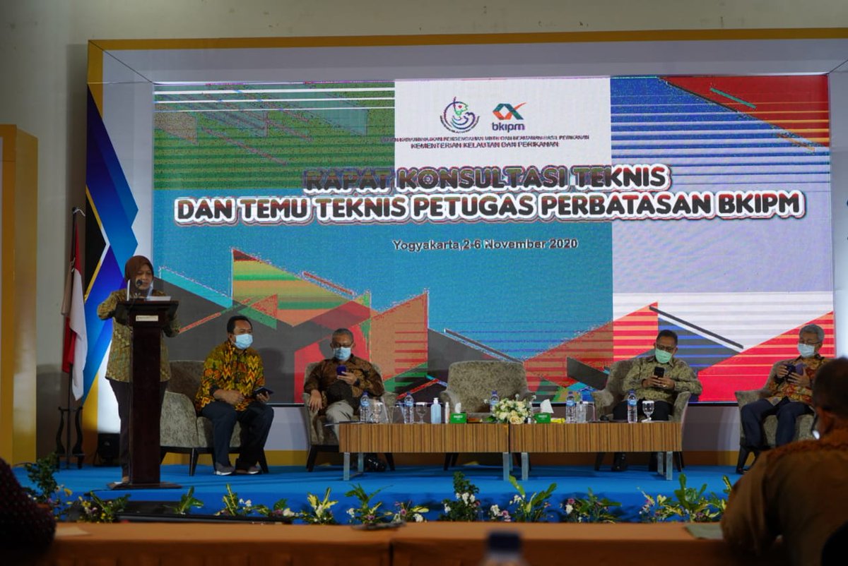 bppmhkp's tweet photo. Kepala #BKIPM @rinajanwar2201 membuka dan memberi arahan dalam Rapat Konsultasi Teknis dan Temu Teknis Petugas Perbatasan BKIPM. Kegiatan ini dihadiri oleh Petugas UPT yang bertugas menjaga Hasil Perikanan di Perbatasan negara. https://t.co/AllVfO5Ufw