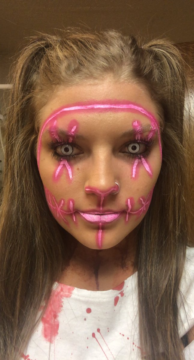 amyluttmer4's tweet photo. don’t let the makeup fool you. I’ll still purge on you in the right pic. https://t.co/Dr6dOECAru