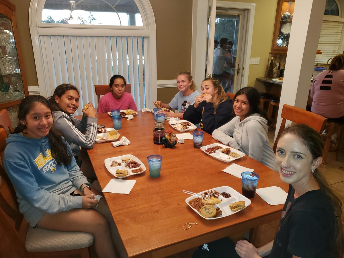 JeffDavis_XC's tweet photo. Quick miles on a few hills down by the river today. Then a team meal at the Parlor's.
Great team and great parents!!!
#WIN #JDXC https://t.co/4trXEbrRwn