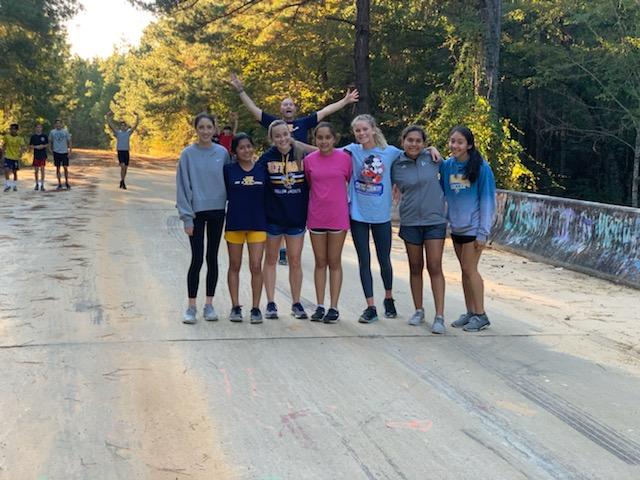 JeffDavis_XC's tweet photo. Quick miles on a few hills down by the river today. Then a team meal at the Parlor's.
Great team and great parents!!!
#WIN #JDXC https://t.co/4trXEbrRwn
