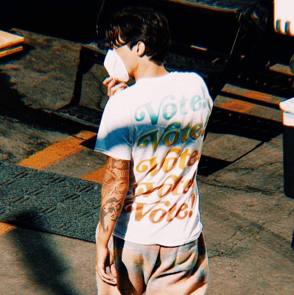 hstyIwt's tweet photo. harry: vote! https://t.co/SlHaLJl1bN