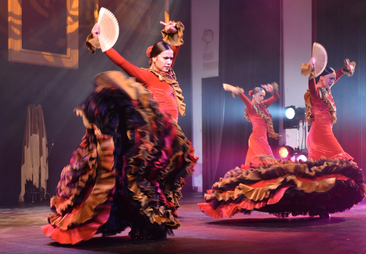 志摩スペイン村 公式 Pa Twitter Hola 11月3日は 文化の日 スペインの文化といえばフラメンコ フラメンコショー クラシコス は 11 30までの上演です 本場スペイン人ダンサーの迫力あるステージをぜひご覧ください 詳細はこちら T Co