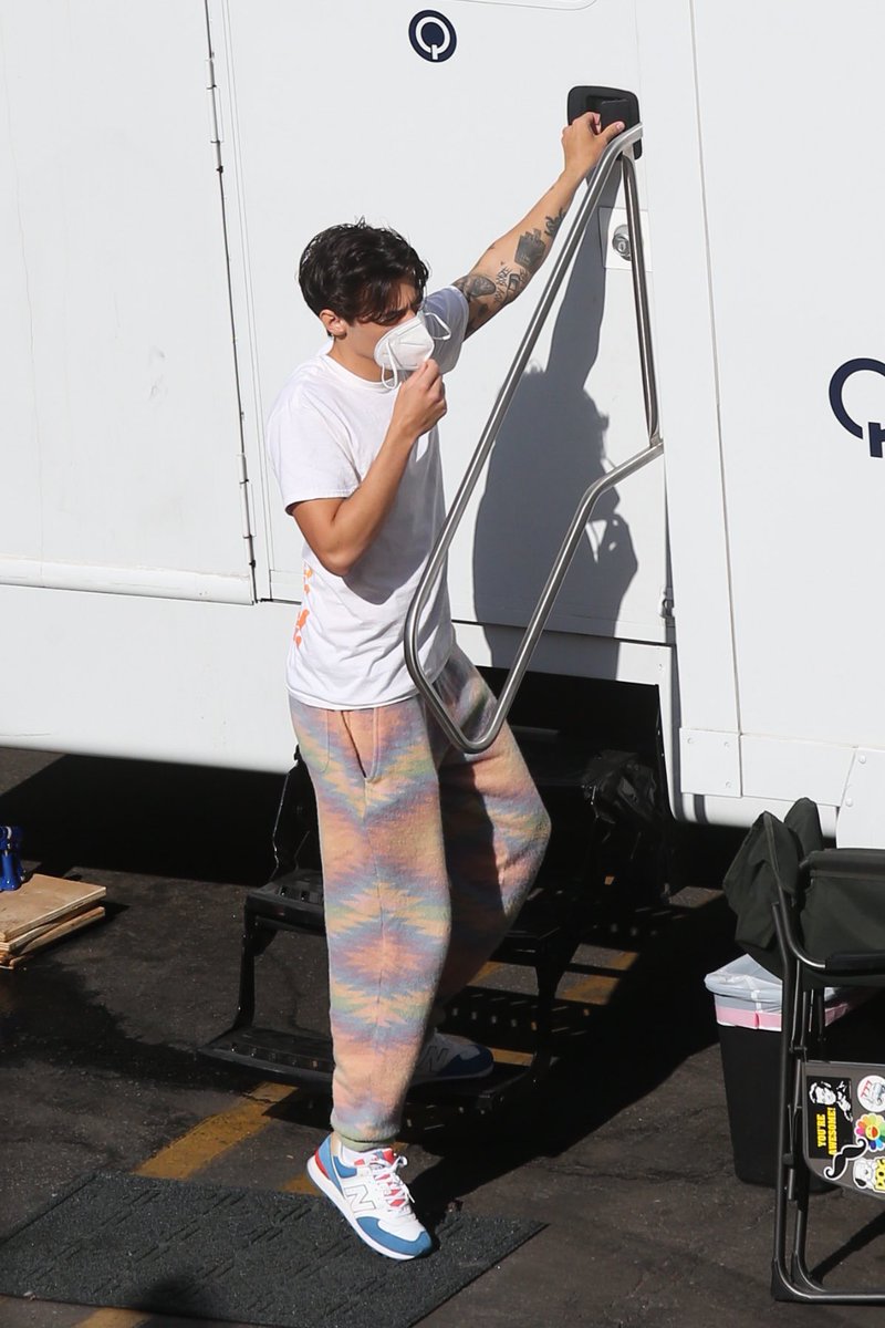SUNDROPHAZ's tweet photo. Yea sex is cool but have you ever seen Harry styles with his hair gelled back and in comfy clothes? 🥺✨ https://t.co/OY2qEJJgqu