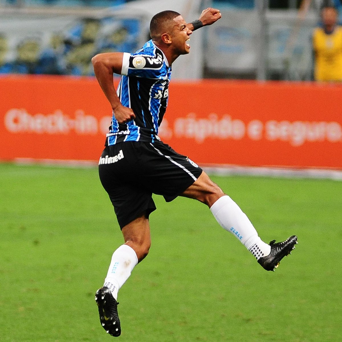 Brasileirao's tweet photo. Olha o @Gremio subindo com o @David_Braz! #BRGRE

📸 Ricardo Rimoli/UAI FOTO https://t.co/kMNYF5j5p9