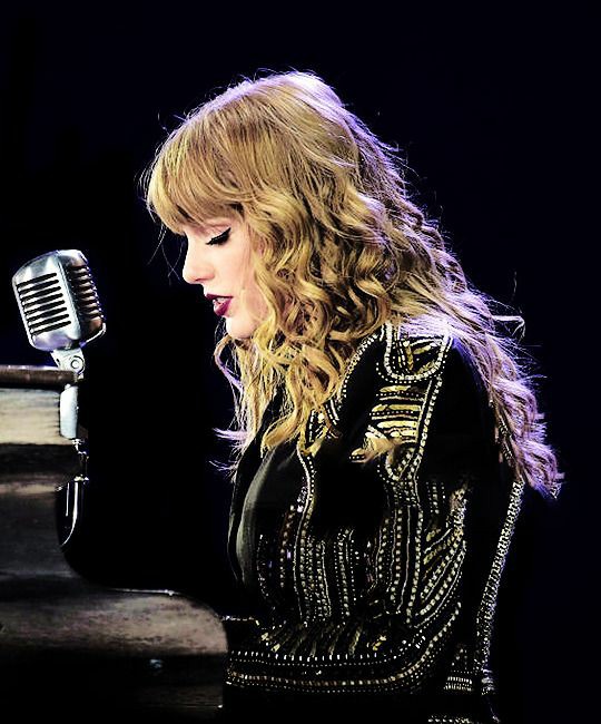 AccioTolkien's tweet photo. 🌟 Cita y responde 🌟

¿En qué era conociste a Taylor?

I’m voting for Taylor Swift for Artist of the Year at the #AMAs https://t.co/tjhbpVYKEk