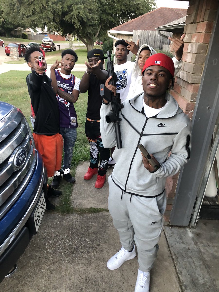CastonBoy's tweet photo. I Was Just In Another Nigga Hood With A Choppa On Me😴🧟‍♂️🩸 
#ZK https://t.co/GeXx6rAJBT