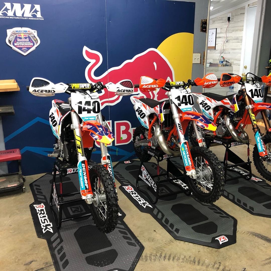 riskracingmoto's tweet photo. Not 1, not 2, but THREE mean machines ready to rip! How about those ATS Stands!🥵 #riskracingmoto #riskracing #motocross #minirider #minibike #bikestand #ktm #ktm50 #factorybike https://t.co/RfHGg3Mml2