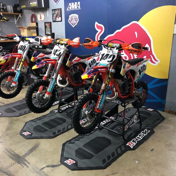 riskracingmoto's tweet photo. Not 1, not 2, but THREE mean machines ready to rip! How about those ATS Stands!🥵 #riskracingmoto #riskracing #motocross #minirider #minibike #bikestand #ktm #ktm50 #factorybike https://t.co/RfHGg3Mml2