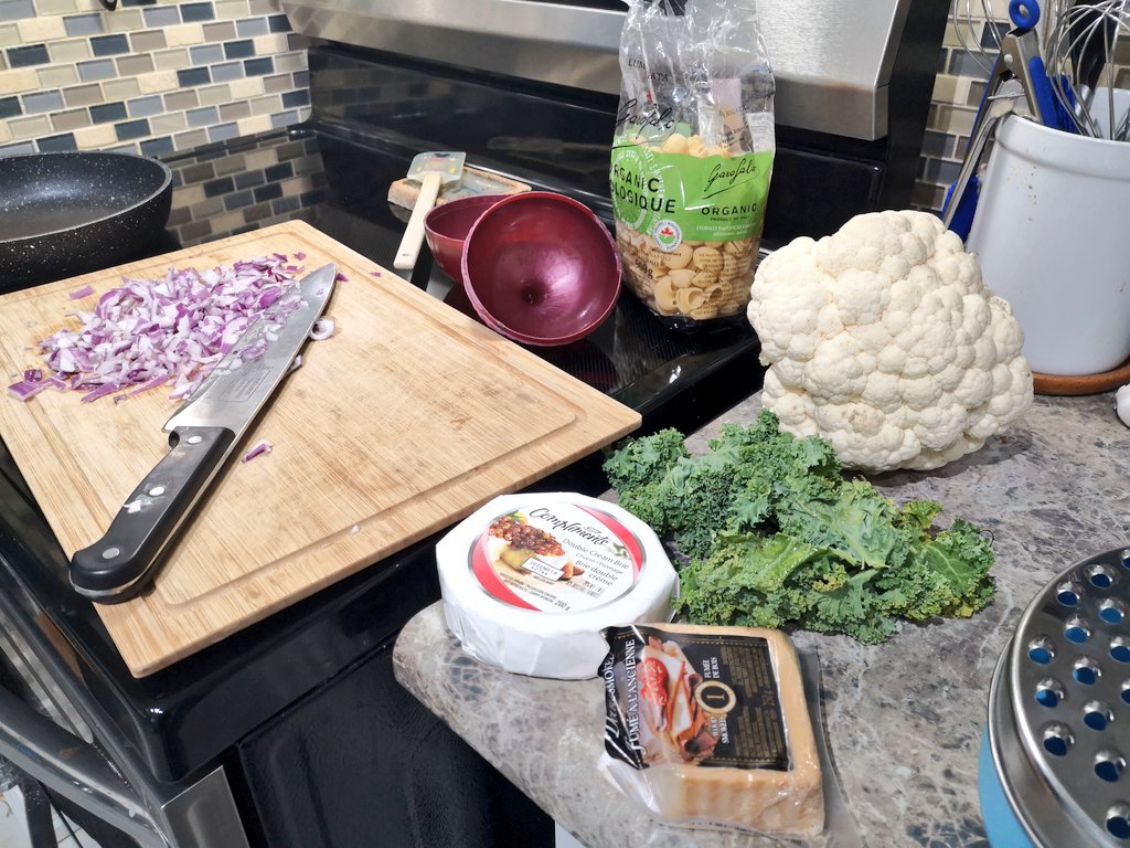 rjasonthompson's tweet image. Even though I couldn't attend today, I was inspired by @UWaterloo's Mindful Morsals session...so I'm hanging w a glass of @RaymondVineyard's #CabSav while crafting Chicken Cauliflower Kale Casserole w Double Brie &amp;amp; Smoked Cheddar

#MenInTheKitchen