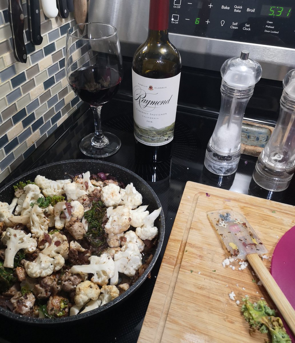rjasonthompson's tweet image. Even though I couldn't attend today, I was inspired by @UWaterloo's Mindful Morsals session...so I'm hanging w a glass of @RaymondVineyard's #CabSav while crafting Chicken Cauliflower Kale Casserole w Double Brie &amp;amp; Smoked Cheddar

#MenInTheKitchen