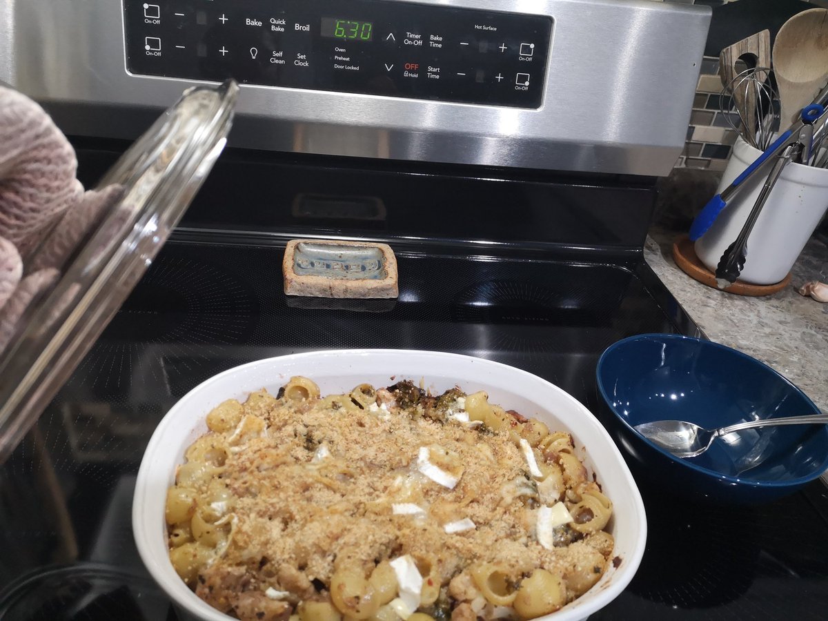 rjasonthompson's tweet image. Even though I couldn't attend today, I was inspired by @UWaterloo's Mindful Morsals session...so I'm hanging w a glass of @RaymondVineyard's #CabSav while crafting Chicken Cauliflower Kale Casserole w Double Brie &amp;amp; Smoked Cheddar

#MenInTheKitchen