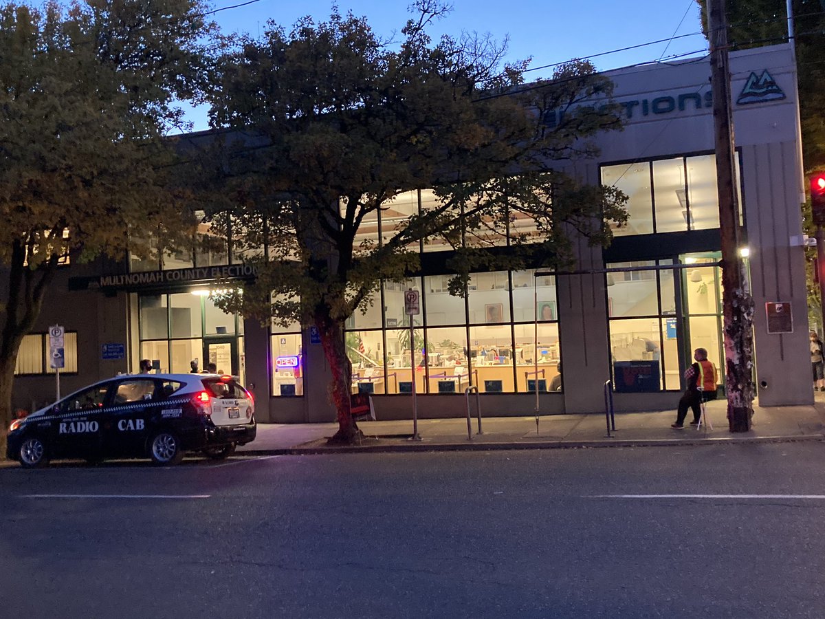 lisabKOIN's tweet photo. Office open but No lines Multnomah County elections office on election eve almost 75% already voted! #KOIN6NEWS #orpol #orelections https://t.co/kk3ohdR7qM