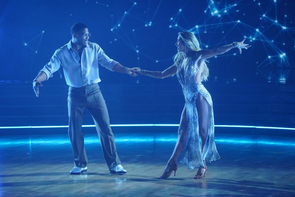officialdwts's tweet image. Everybody knows it now, @Nelly_Mo can DANCE 🔥 #DWTS #TeamDaNelly