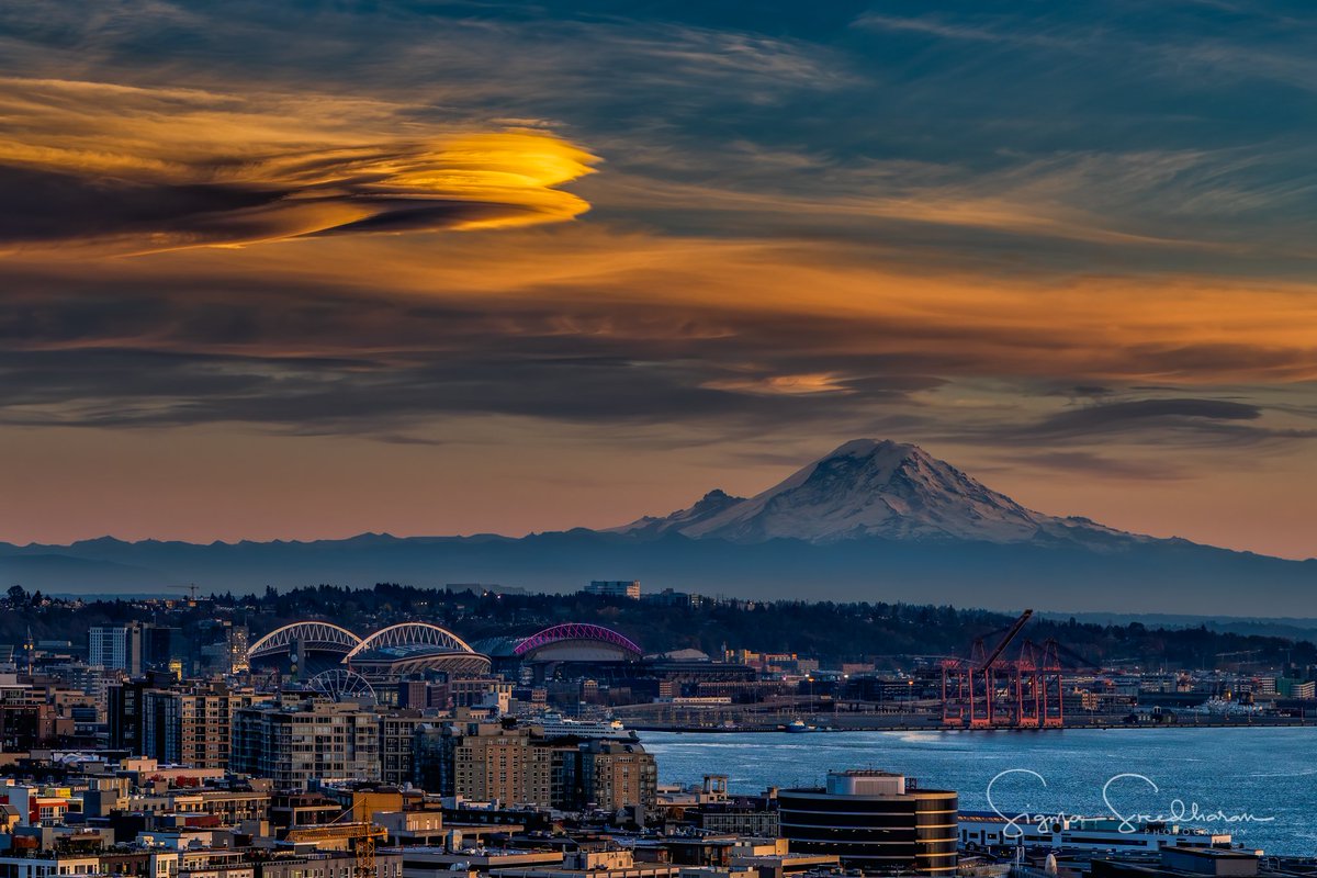 sigmas's tweet photo. Another photogenic weather day in #Seattle with those gorgeous #Lenticularclouds over #MountRainier. I love how it caught the sunset lights to create that eerie glow, making it look more and more like a UFO! 😀 https://t.co/cSK9fQbXgP