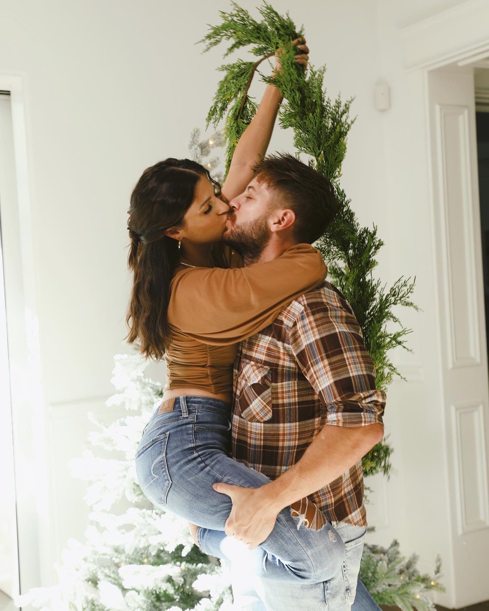 Laura88Lee's tweet photo. Nobody:

Us: 🎄🎅🤶 https://t.co/pv15wQ39gv