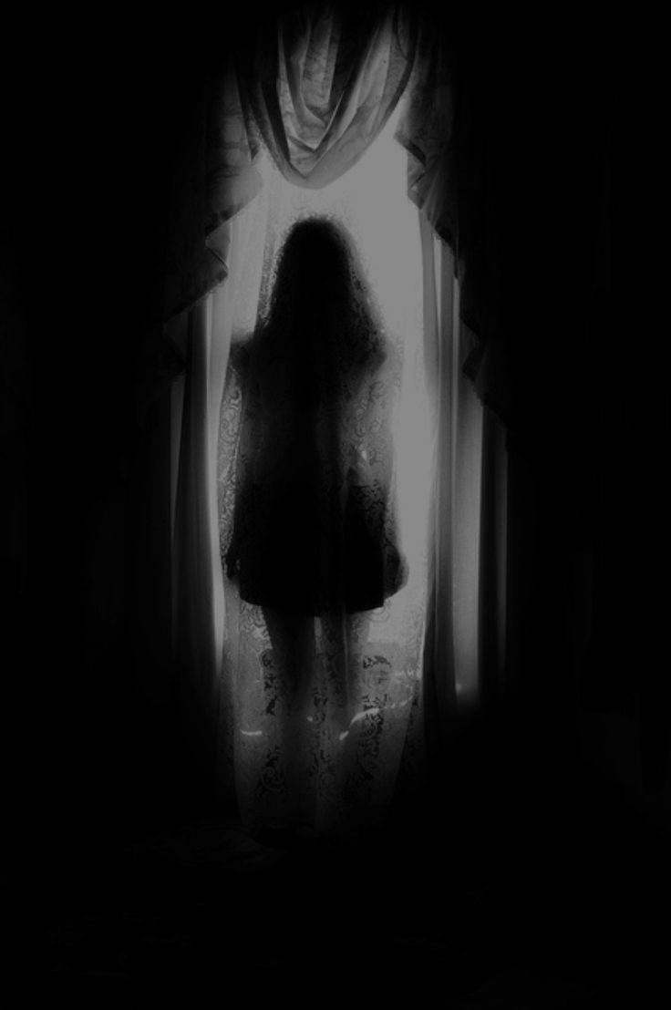 luisskkjk's tweet image. Você acorda de madrugada e vê essa sombra na janela, o que faria?