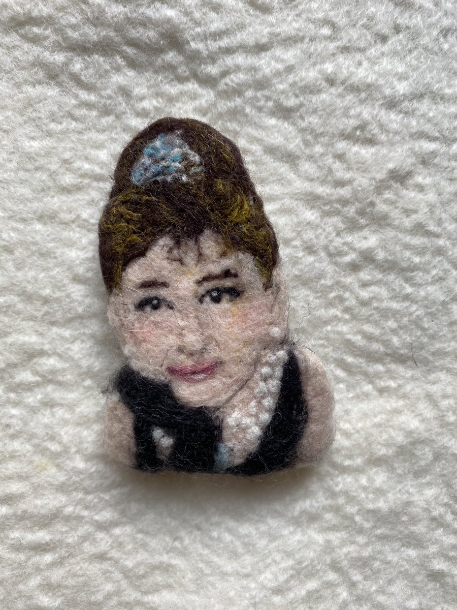 WoollyGisela's tweet photo. She is always the beauty with a kind soul, Audrey Hepburn wool brooch, check out my Etsy shop #audreyhepburn #breakfastattiffanys #wool #woolportrait #portrait #merino #merinowool #wolle #wool #woolfelt #felting #needlefelt #羊毛氈 #羊毛フェルト https://t.co/jjgTZjspUG