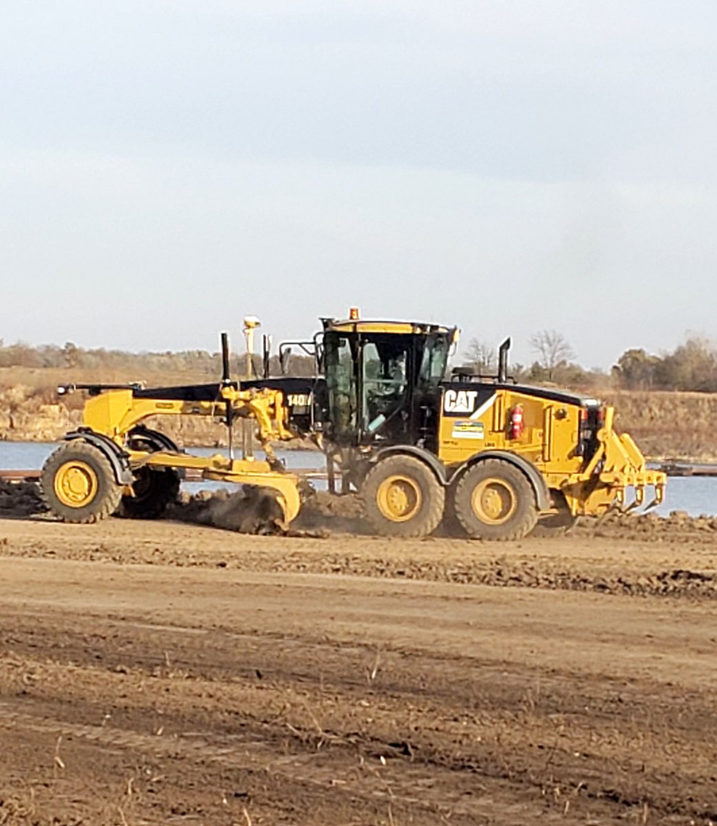 billsallenger's tweet photo. Stripping Overburden at Sand &amp; Gravel Pit #Caterpillar #johndeere https://t.co/Ashcz7ltUX