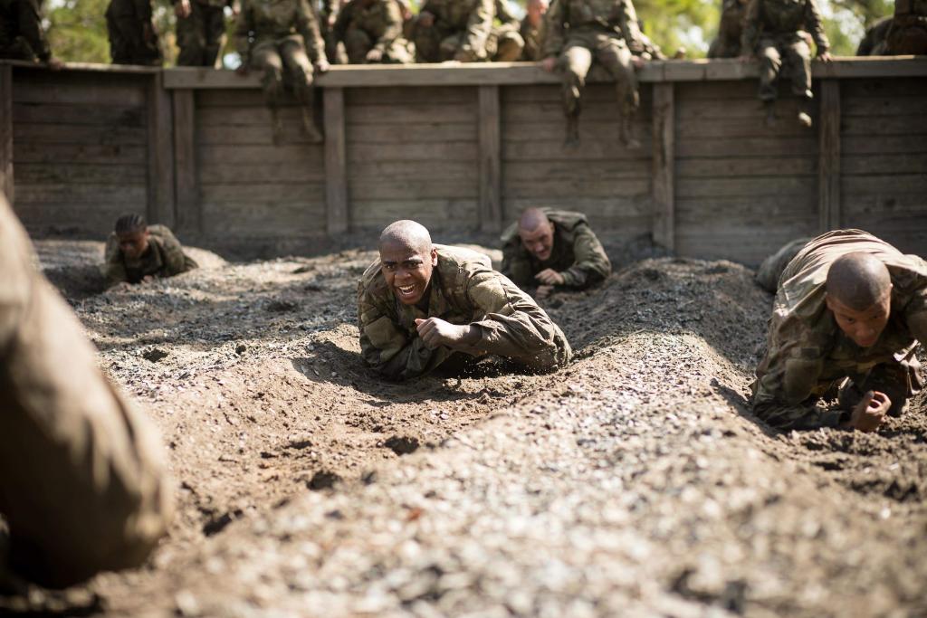 USArmy's tweet image. #TrainedAndReady

Trainees on @fortjackson grind their way through Fit to Win during week three of #BasicCombatTraining. 

Fit to Win consists of several obstacles designed to strengthen #teambuilding skills.

#armyfit #ready2fight

📸 ➡️ Saskia Gabriel