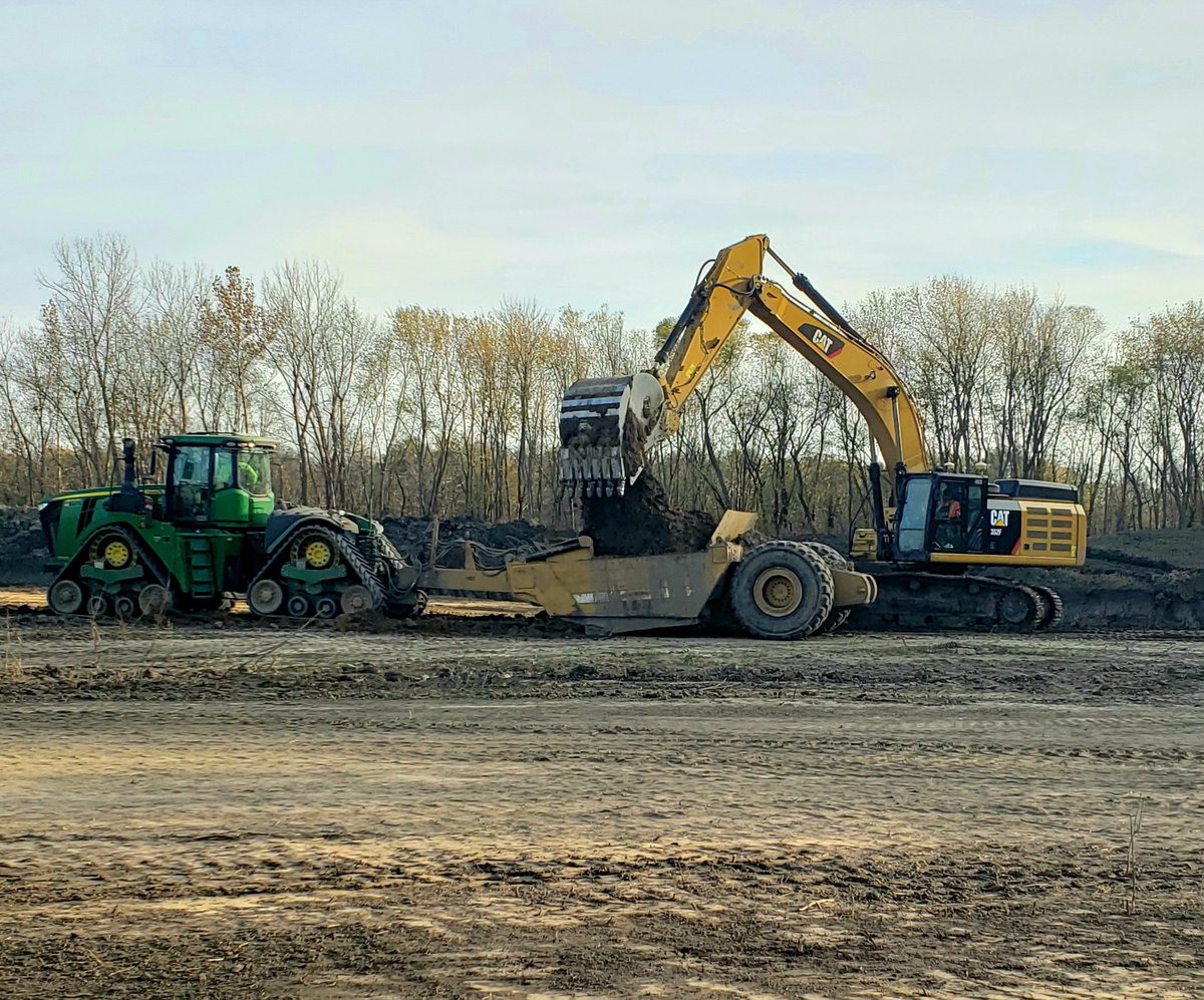 billsallenger's tweet photo. Stripping Overburden at Sand &amp; Gravel Pit #Caterpillar #johndeere https://t.co/Ashcz7ltUX