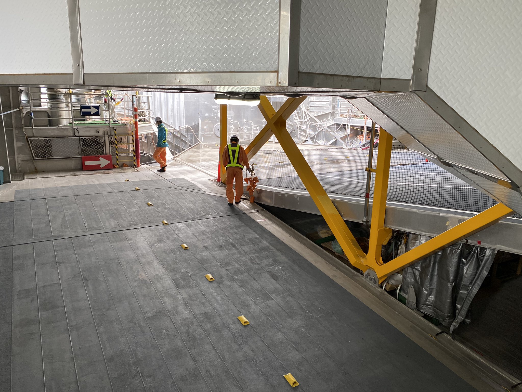 よるきゅう 高速カーフェリーあかねの船内 海上時化のため15分遅れ 二十何年生きてきて乗り物酔い したことが一切ないのに 上下左右前後に揺れるので 船酔いしてしまった 船酔いした乗客用にじゅうたんコーナーが設けられるくらいに あかねは揺れるとは