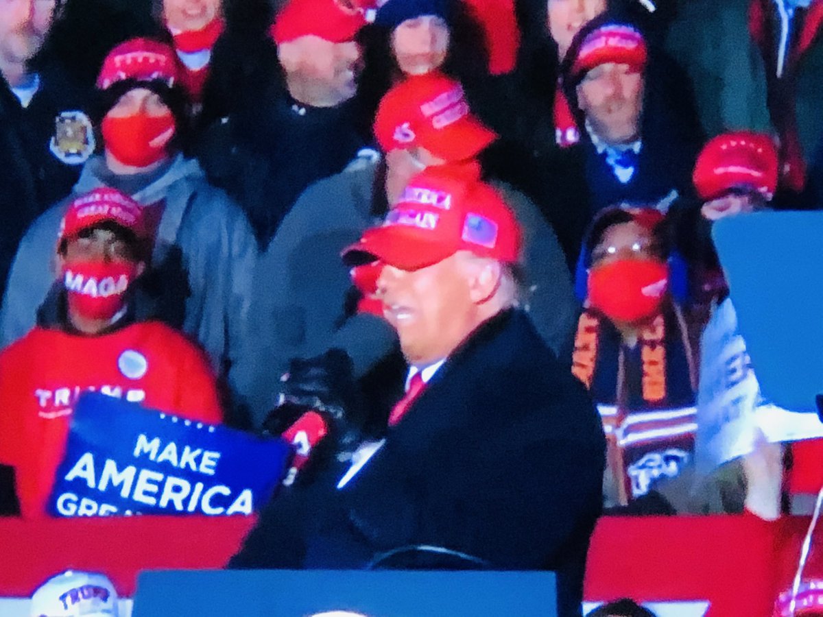 flylower4's tweet photo. Omg 😆 Trump could be a stand up comedian #micFail #TrumpRally https://t.co/2SUDQ22uL8