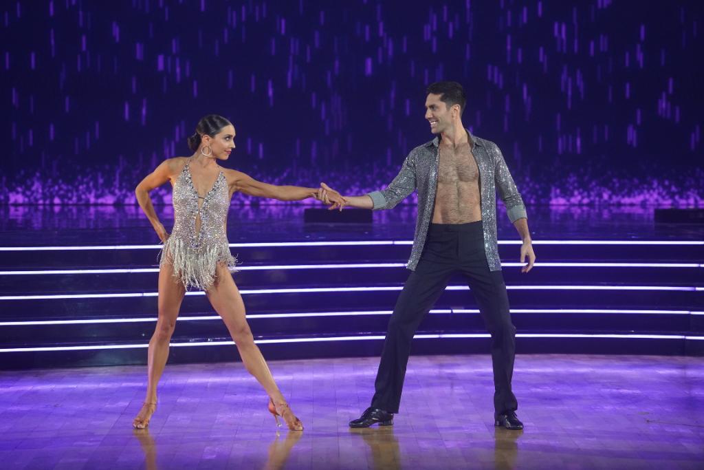 officialdwts's tweet photo. #TeamBeNeevers, #TeamSellingIt and #TeamDaNelly just showed us a real good time 🙌 RT if you’re loving these relay dances already! #DWTS https://t.co/07j8DnOVLF