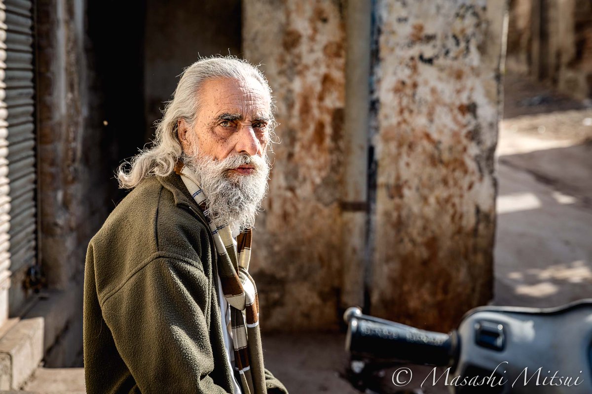 三井昌志 Twitter પર インドの街角で出会った男の存在感が強すぎる 長く伸ばした白い髪と白い髭が ただ者じゃない雰囲気を与えている 路地裏に座っているだけなのに なぜこんなにもカッコいいんだろう