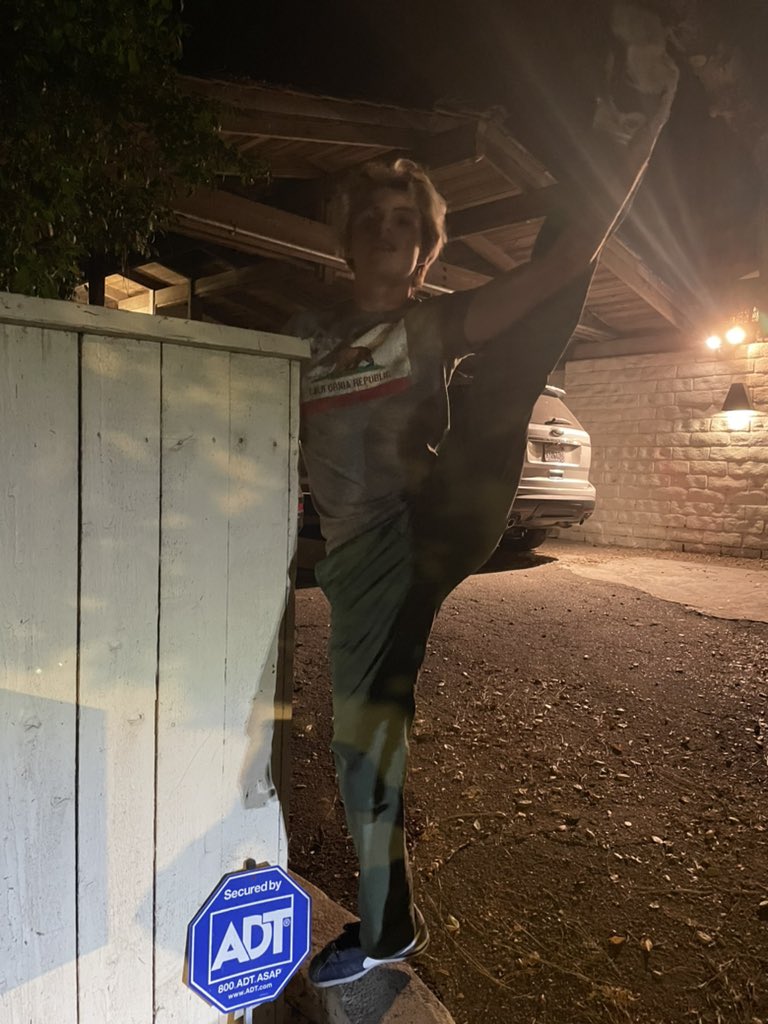 swagvdog's tweet photo. He’s flexible #yuh @AdenBertisch https://t.co/Tz26qtXfr3