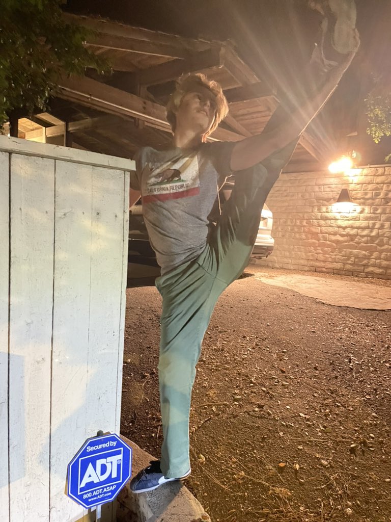 swagvdog's tweet photo. He’s flexible #yuh @AdenBertisch https://t.co/Tz26qtXfr3