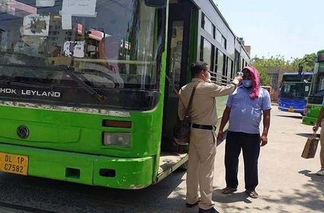 punjabkesari's tweet image. दिल्ली- यात्रियों के लिए राहत भरी खबर, फेस्टिवल सीजन में अंतर्राज्यीय बस सेवाएं आज से शुरू   punjabkesari.in/national/news/… #DelhiGovernment #InterStateBusService #DelhiTransportMinisterKailashGehlot #Coronavirus #covid19 #festivalseason #mask