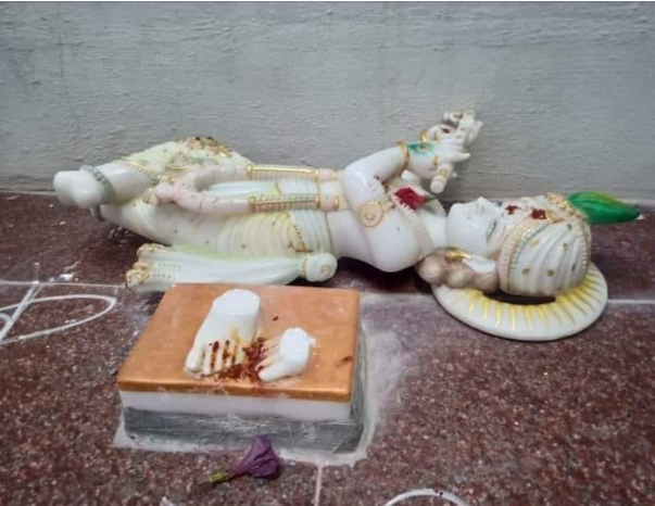 man_sitara's tweet photo. The statue of Sri Krishna was broken by the evil powers in the temple on the Sivagiri hill in Vijayawada Mogal Rajapuram.. The secular Hindus who say that all the gods are one who are seeing these scenes everyday are sleeping like a pum in the mud. https://t.co/ftvL5Sorhv
