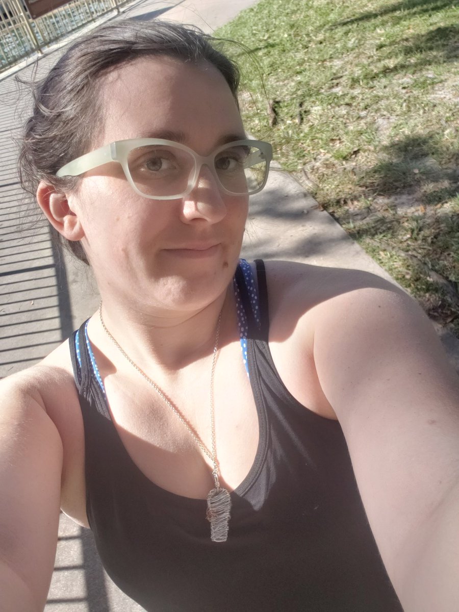 SuperpowersSara's tweet photo. Goal: Selfie to highlight my necklace.
Result: Nailed the selfie but the necklace is barely visible. https://t.co/FN5FOD6cTg