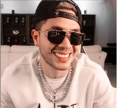 MakeStyle_2015's tweet image. JUAN DE DIOS PANTOJA REACCIONA A LOS #LIPSYNCCHALLENGE
Me encantó cada una de las reacciones,pero de todos los participantes creo que le gustó más el lipzync de la chica del tema de BTS👌
@Juandedios_P @entelmediafest