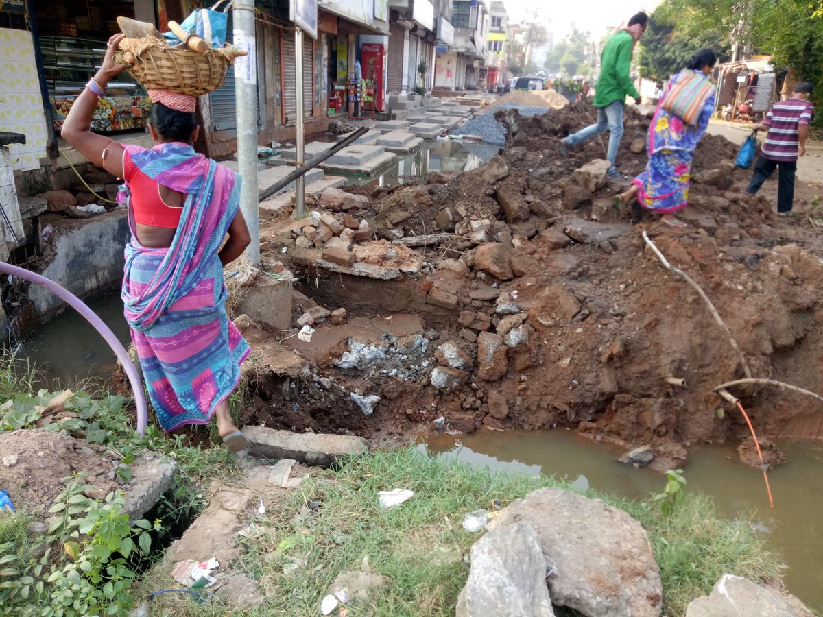 BasudevNews's tweet photo. For drainage repair works, the link to Munda Sahi Square and ID market is completely breached. How can the contractors be so uncivic and highhanded to completely breach links without making temporary passage provision even for pedestrians? @bmcbbsr @HUDDeptOdisha @CMO_Odisha https://t.co/0MT5GWLITX