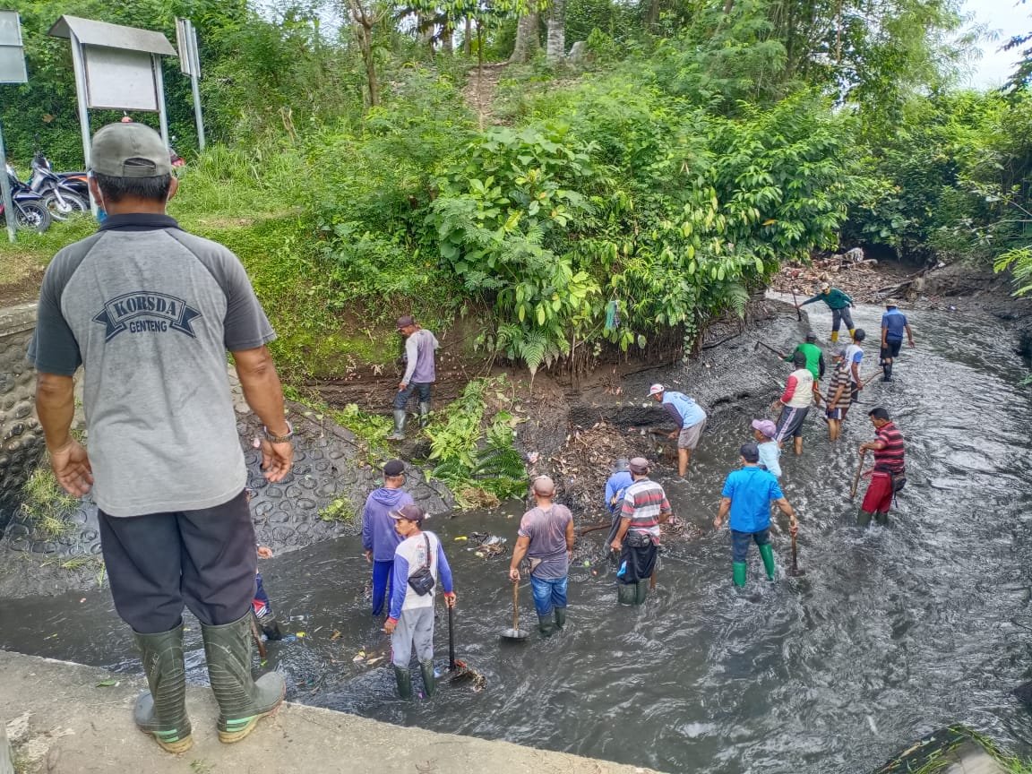 KorsdaGenteng's tweet photo. Kerja bakti bersama...
Selalu rukun dan kerja sama dalam segala hal...
@kecgenteng
@kantor_cluring
@kec_tegalsari
@KecamatanSempu @kec_gambiran
@banyuwangi_kab
@p50_guntur https://t.co/PGJqQlaB7m