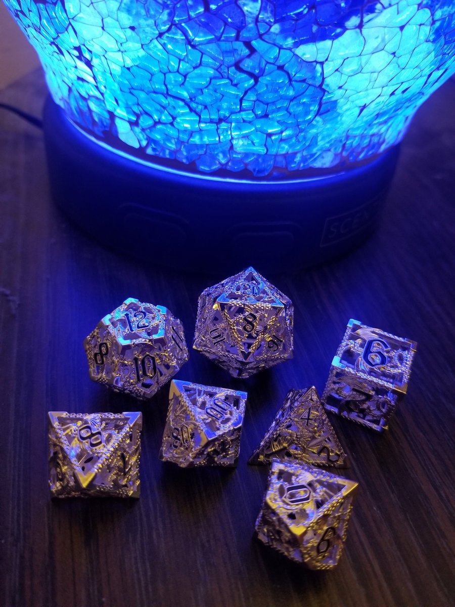 frau_keller's tweet photo. Meine neue Würfel sind angekommen! Sie sind innen hohl!
(My new dice arrived! They are hollow inside!)
#MHSDeutsch #MHSRead180 #MHSKellerLit #MHSd&d https://t.co/rfky2DMbSz