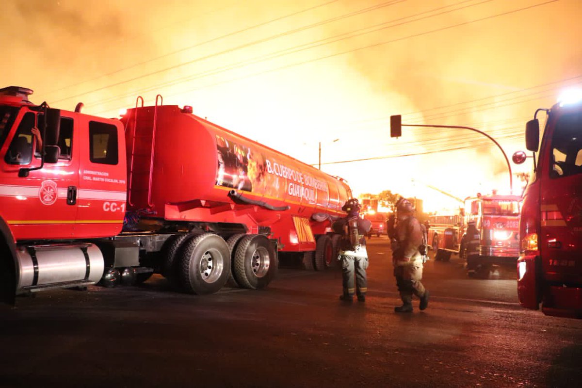 BomberosGYE's tweet photo. Veinticinco vehículos de Bomberos Guayaquil, entre camiones de combate, escaleras, cisterna, ambulancias y comando de incidentes, colaboran en las operaciones de un incendio declarado en una fábrica ubicada en la vía Durán-Tambo. #NoticiaEnDesarrollo https://t.co/qhWyy4QLlm