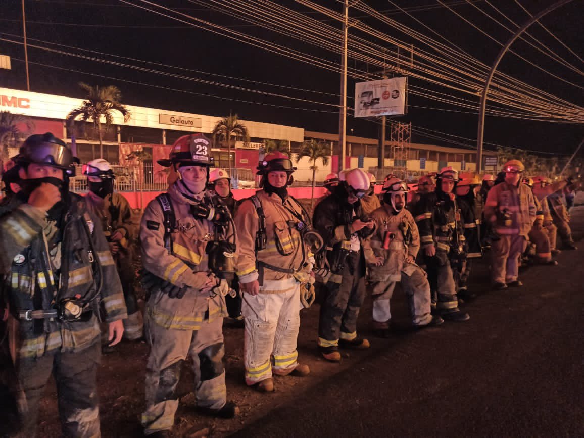BomberosGYE's tweet photo. Veinticinco vehículos de Bomberos Guayaquil, entre camiones de combate, escaleras, cisterna, ambulancias y comando de incidentes, colaboran en las operaciones de un incendio declarado en una fábrica ubicada en la vía Durán-Tambo. #NoticiaEnDesarrollo https://t.co/qhWyy4QLlm
