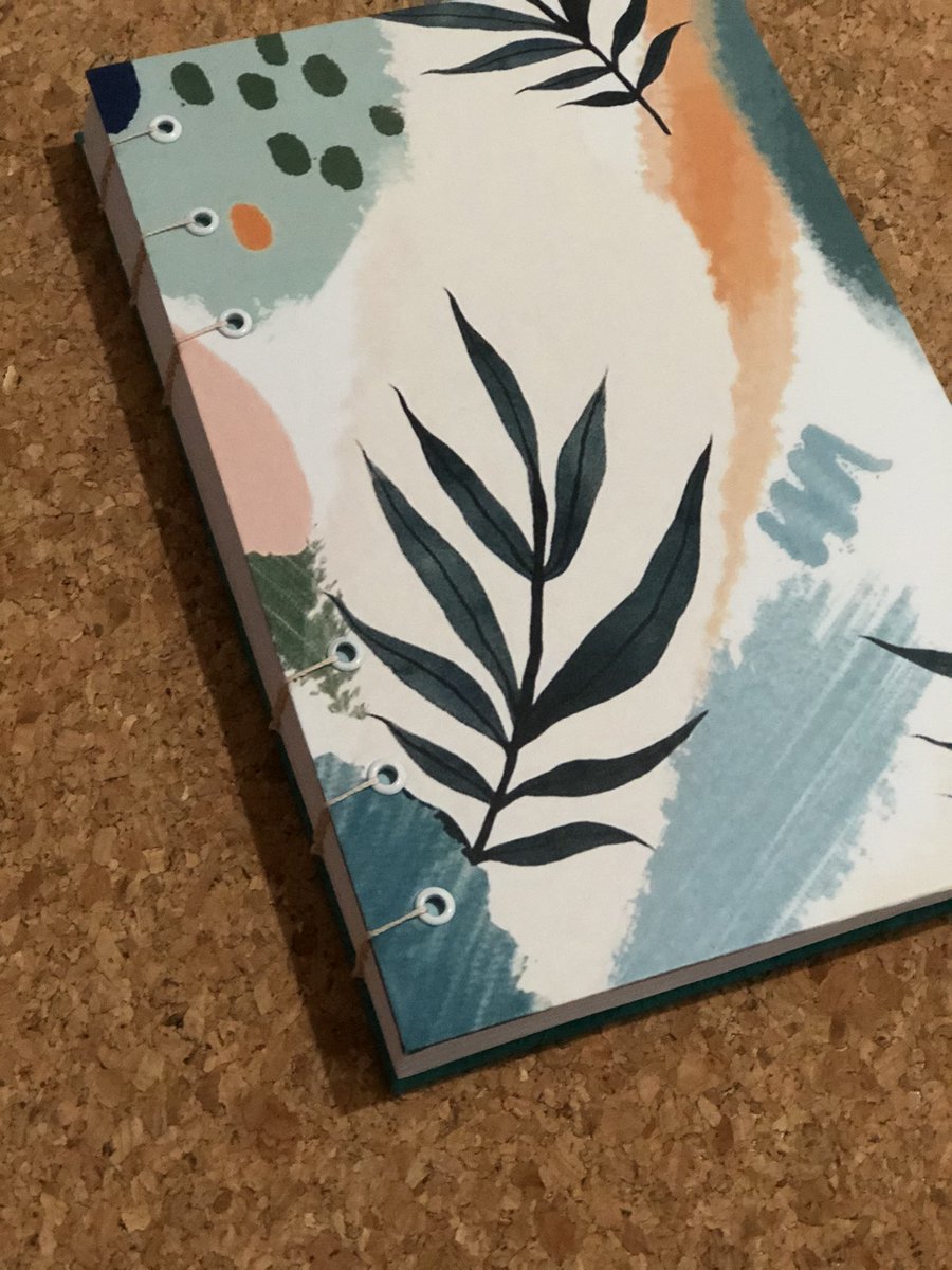 lucianaacy98's tweet photo. Hola! Voy a molestarlos con un RT otra vez, pero en stitches estamos haciendo agenda de pedidos navideños📕 🎄 todos son cuadernos hechos y cosidos a mano, todos los pedidos son personalizados. https://t.co/oM72KSIRhI