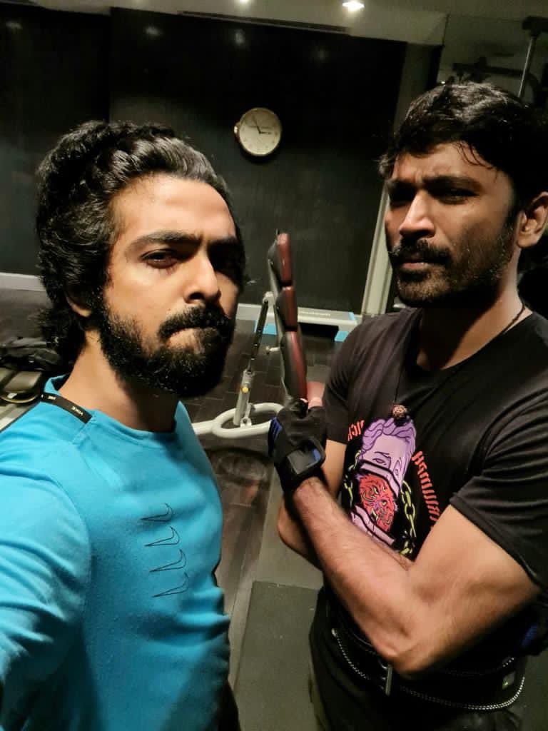 AppuDhanush13's tweet photo. #buddytraining verithanama irruku love dhanush Anna u r my god @dhanushkraja @gvprakash .... @DirectorS_Shiva @B_RAJA_ @karnataka_dfc https://t.co/75r0Bt5p02