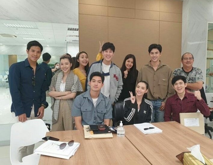 EtNobby's tweet photo. เมื่อวานหัสมาจากกอง #เผาขน เพื่อ workshop #เขยบ้านไร่สะใภ้ไฮโซxเข้มมุก แล้วก็กลับไปถ่ายต่อกลับเที่ยงคืนแน่ะ 
จำได้ว่าใน #PSKEMMOOK เข้มบอกบางวันทำงานเหนื่อยๆ ขอแค่กำลังใจให้กัน ถามว่าเหนื่อยมั๊ยก็มีพลังแล้ว 
ก่อนกลับไปถ่าย กาวว่า ได้แล้วละกำลังใจน่ะ จากคนที่นั่งข้างๆไง🙈 #เข้มมุก https://t.co/CeaBdHfJRi