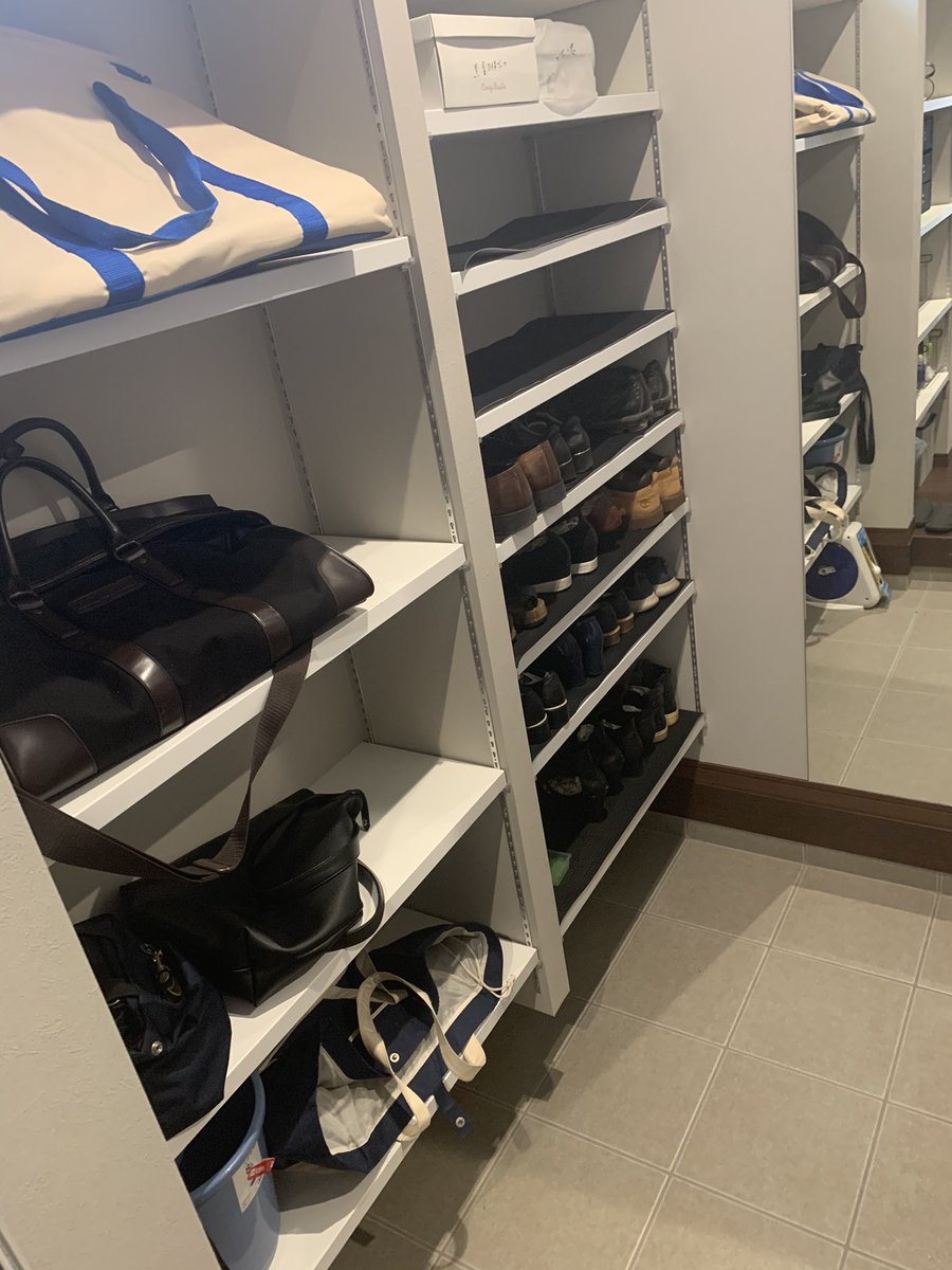 たかやす ヒモ 間取りで唯一こだわった シューズクローク 兼 コートクローク 兼 土間収納 兼 パントリー 兼 ファミリークローク 的な空間は収納グッズも揃って大体完成したわね 人気の間取りを詰め込んでる感があるので流石に使いやすい 玄関 土間